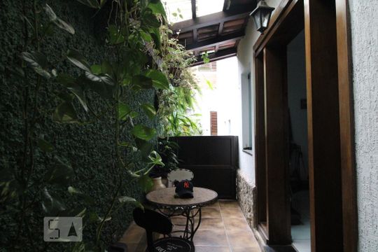 Quintal lateral de casa para alugar com 4 quartos, 300m² em Vila Cordeiro, São Paulo