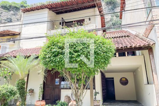 Fachada de casa à venda com 3 quartos, 270m² em Vila Isabel, Rio de Janeiro