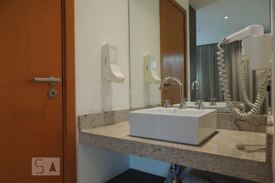 Banheiro de apartamento para alugar com 1 quarto, 46m² em Jacarepaguá, Rio de Janeiro