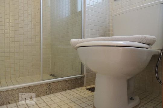 Banheiro de apartamento para alugar com 1 quarto, 46m² em Jacarepaguá, Rio de Janeiro
