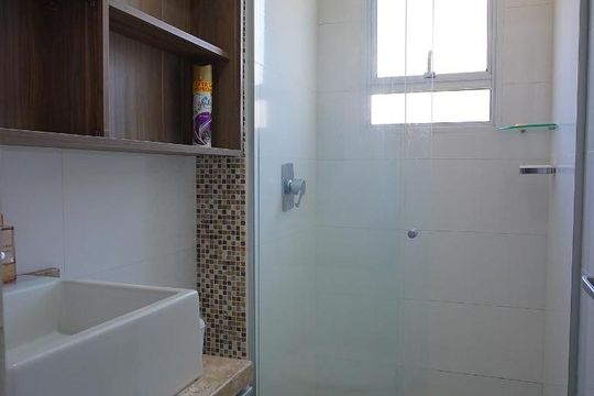 Banheiro  de apartamento à venda com 2 quartos, 44m² em Protásio Alves, Porto Alegre