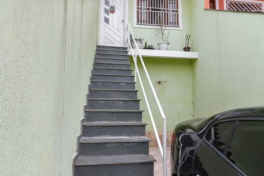 Escadas de entrada da casa de casa à venda com 2 quartos, 100m² em Jardim Terezópolis, Guarulhos