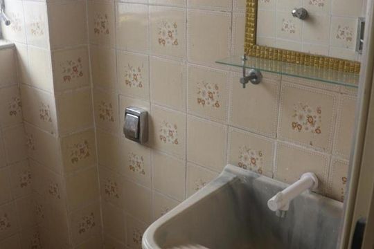 Banheiro de apartamento para alugar com 1 quarto, 38m² em Centro, São Vicente