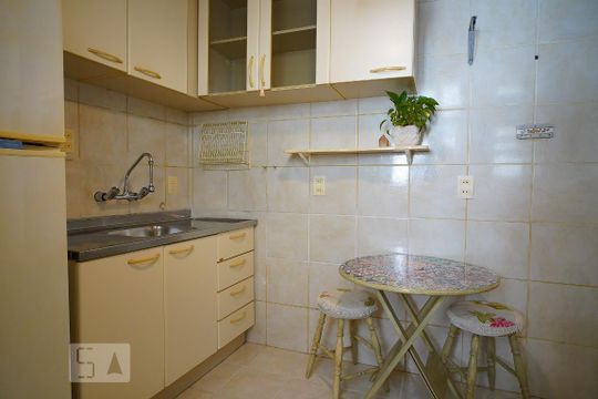 Cozinha de apartamento para alugar com 2 quartos, 56m² em São João, Porto Alegre