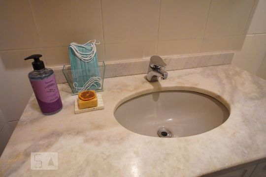Banheiro de apartamento para alugar com 2 quartos, 56m² em São João, Porto Alegre