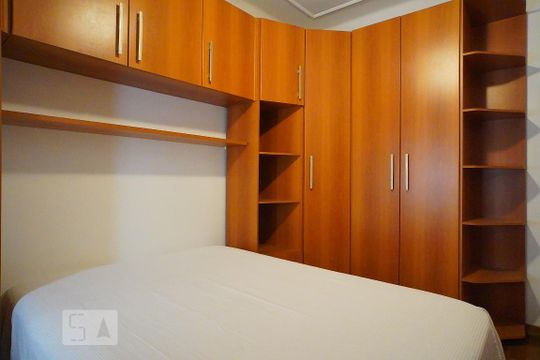 Quarto 1 de apartamento para alugar com 2 quartos, 56m² em São João, Porto Alegre