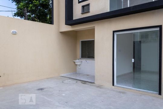 Quintal de casa de condomínio para alugar com 3 quartos, 130m² em Campo Grande, Rio de Janeiro