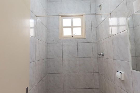Banheiro Social de casa para alugar com 2 quartos, 55m² em Jardim Textil, São Paulo