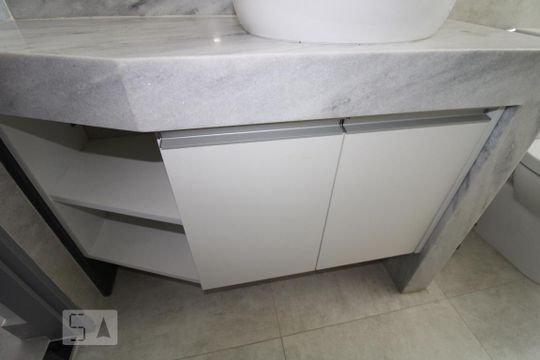 Banheiro de apartamento à venda com 1 quarto, 52m² em Centro, Campinas