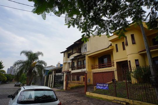 Fachada da Casa de casa à venda com 4 quartos, 350m² em Jardim Itu, Porto Alegre