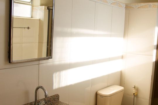 Banheiro Social de casa de condomínio para alugar com 1 quarto, 60m² em Todos Os Santos, Rio de Janeiro