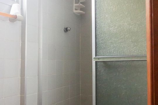 Banheiro de casa de condomínio para alugar com 2 quartos, 93m² em Vila Tupi, Praia Grande