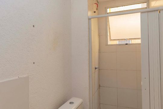 Banheiro de apartamento à venda com 2 quartos, 40m² em Rubem Berta, Porto Alegre
