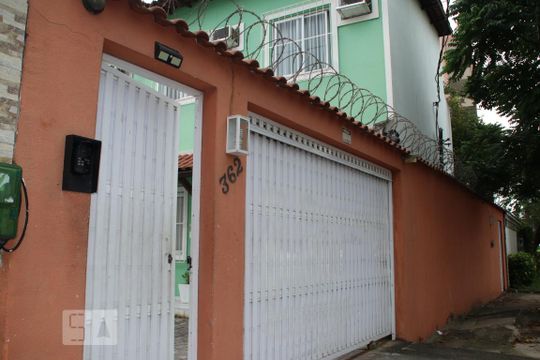 Fachada de casa à venda com 3 quartos, 110m² em Pechincha, Rio de Janeiro