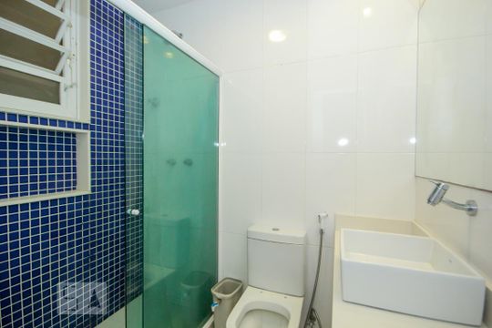 Banheiro  de apartamento para alugar com 1 quarto, 49m² em Copacabana, Rio de Janeiro