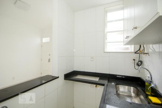Cozinha de apartamento para alugar com 1 quarto, 49m² em Copacabana, Rio de Janeiro