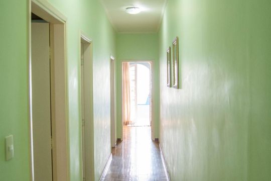 Corredor de casa à venda com 4 quartos, 181m² em Jardim do Trevo, Campinas