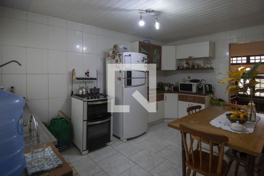 Cozinha de casa à venda com 3 quartos, 150m² em Passo da Areia, Porto Alegre