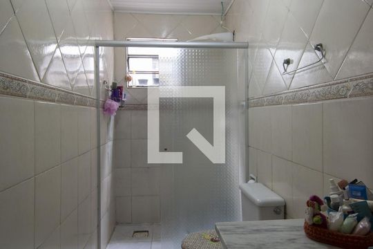 Banheiro Social de casa à venda com 3 quartos, 150m² em Passo da Areia, Porto Alegre