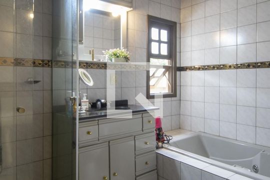 Banheiro da Suite de casa à venda com 3 quartos, 150m² em Passo da Areia, Porto Alegre