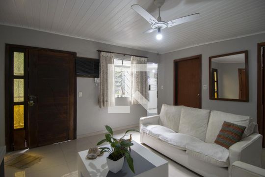 Sala 2 de casa à venda com 3 quartos, 150m² em Passo da Areia, Porto Alegre
