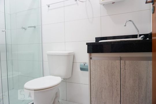 Banheiro de apartamento para alugar com 2 quartos, 41m² em Parque Boturussu, São Paulo