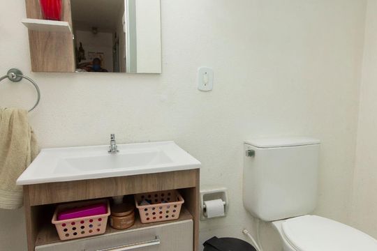 Banheiro de apartamento para alugar com 1 quarto, 35m² em Jardim Carvalho, Porto Alegre
