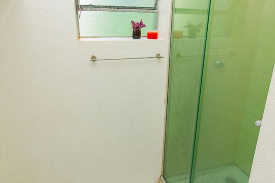 Banheiro de apartamento para alugar com 1 quarto, 35m² em Jardim Carvalho, Porto Alegre