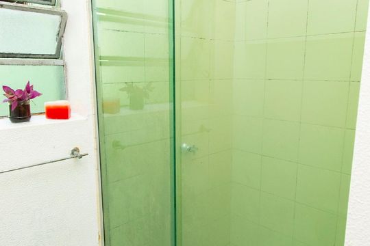 Banheiro de apartamento para alugar com 1 quarto, 35m² em Jardim Carvalho, Porto Alegre