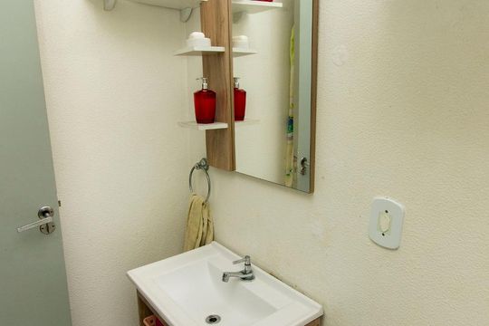 Banheiro de apartamento para alugar com 1 quarto, 35m² em Jardim Carvalho, Porto Alegre