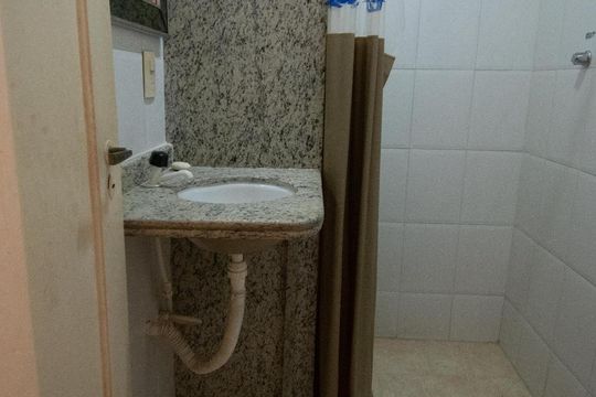 Banheiro de kitnet/studio à venda com 1 quarto, 37m² em Copacabana, Rio de Janeiro