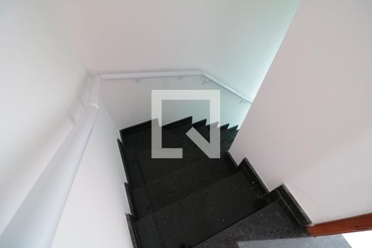 Escada de casa de condomínio para alugar com 2 quartos, 83m² em Penha de França, São Paulo