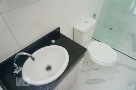 Banheiro de apartamento para alugar com 2 quartos, 45m² em Parque Boturussu, São Paulo