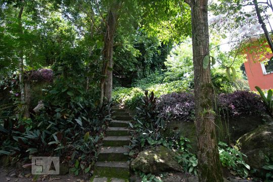Area comum acesso a trilha de casa de condomínio à venda com 4 quartos, 256m² em São Francisco, Niterói
