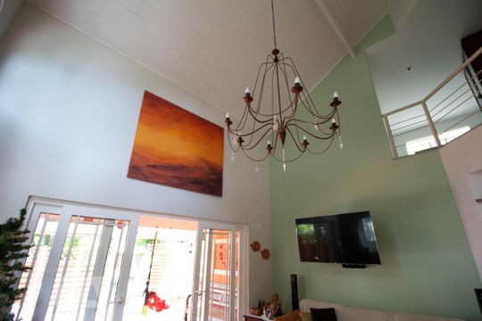 Sala de casa de condomínio à venda com 4 quartos, 256m² em São Francisco, Niterói