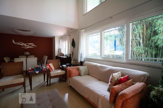 Sala de casa de condomínio à venda com 4 quartos, 256m² em São Francisco, Niterói