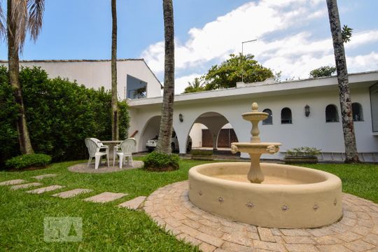 Quintal de casa para alugar com 5 quartos, 700m² em Jardim Virginia, Guarujá