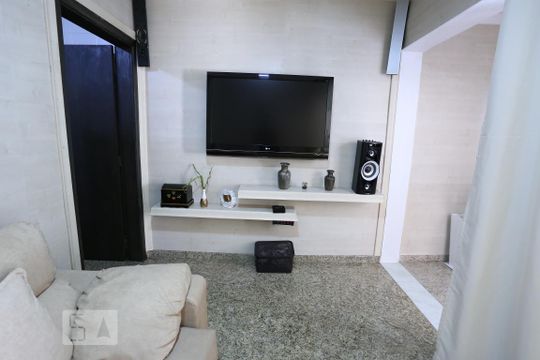 Sala de TV de casa à venda com 6 quartos, 320m² em Vila Paranagua, São Paulo