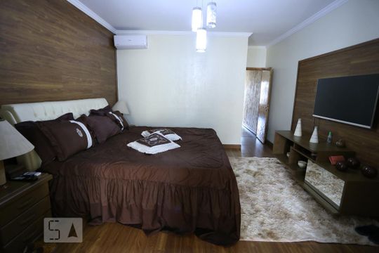 Suíte 1 de casa para alugar com 6 quartos, 320m² em Vila Paranagua, São Paulo