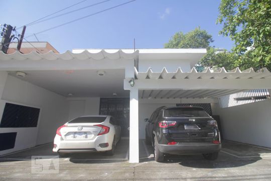 Fachada de casa à venda com 6 quartos, 240m² em Vila Tramontano, São Paulo