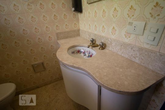 Pia de casa à venda com 6 quartos, 240m² em Vila Tramontano, São Paulo