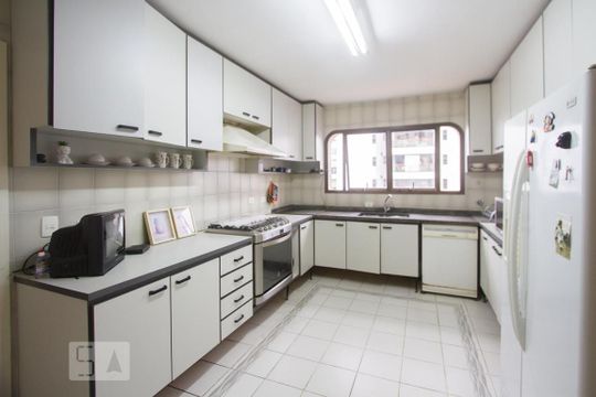 Cozinha de apartamento para alugar com 4 quartos, 328m² em Santo Amaro, São Paulo