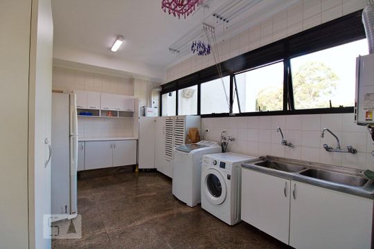 Área de Serviço de apartamento à venda com 4 quartos, 337m² em Vila Suzana, São Paulo