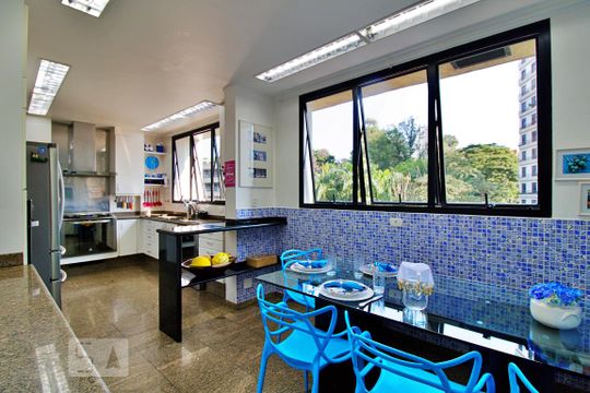 Cozinha de apartamento à venda com 4 quartos, 337m² em Vila Suzana, São Paulo