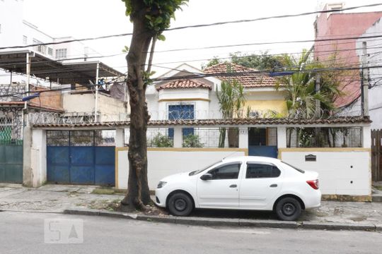 Fachada de casa à venda com 3 quartos, 240m² em Méier, Rio de Janeiro
