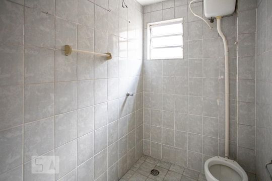 Banheiro de casa para alugar com 1 quarto, 30m² em Vila Silva Ribeiro, Carapicuíba