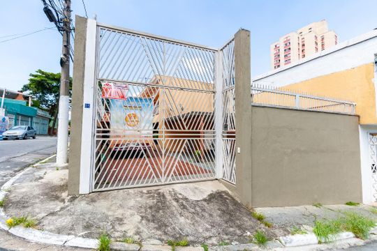 Fachada de casa à venda com 2 quartos, 198m² em Jardim Ivone, São Paulo
