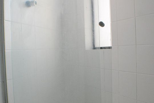 Banheiro de apartamento para alugar com 1 quarto, 51m² em Parque Bela Vista, Salvador