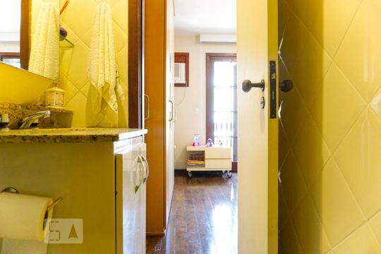 Banheiro da Suíte 1 de casa de condomínio para alugar com 4 quartos, 263m² em Barra da Tijuca, Rio de Janeiro