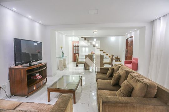 Casa para alugar com 3 quartos, 220m² em Jardim Sarah, São Paulo